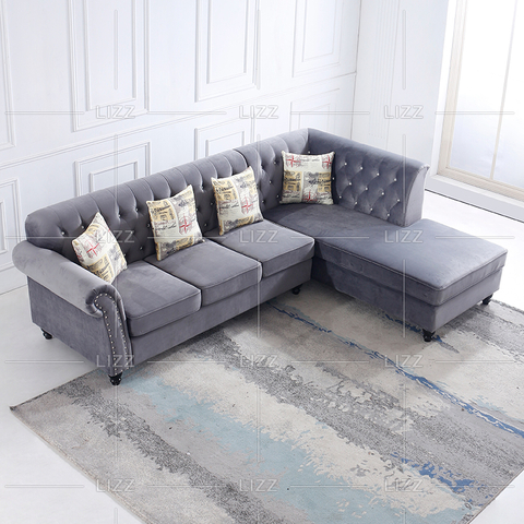 Ecksofa aus grauem Stoff mit Blumen und Kissen