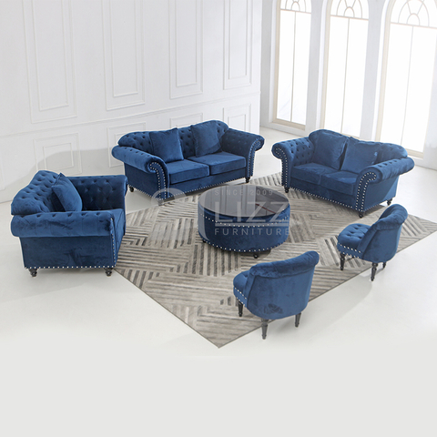 Modernes Wohnzimmersofa aus Stoff mit Couchtisch