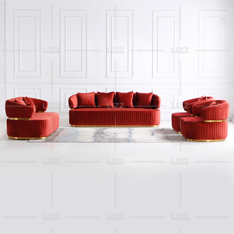 Traditionelles kleines hellrotes Wohnzimmersofa