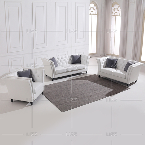 Kleines weißes Wohnzimmersofa mit Blumenmuster